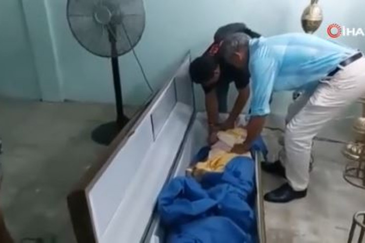 Tabuta qoyulan meyit nəfəs almağa başladı
