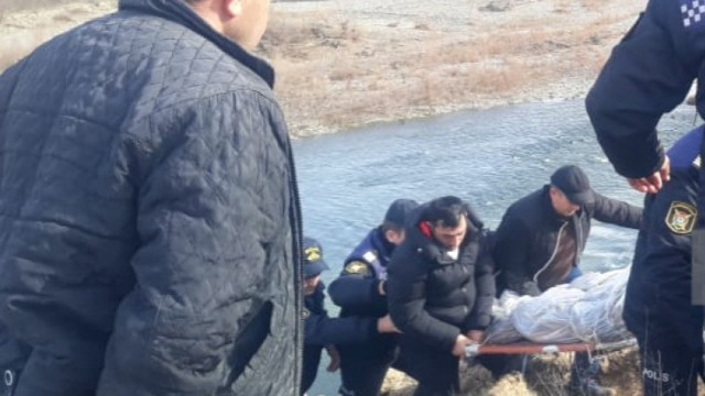 Qusarda kanaldan meyit tapıldı