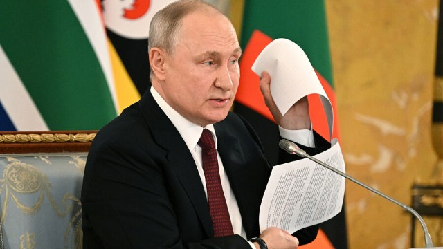 Putin Ukrayna üzrə dialoq barədə razılığa gəlib