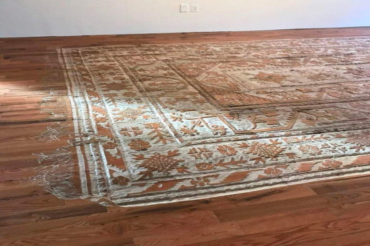 Döşəməyə qazınmış xalça