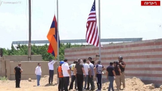 Ermənistan Naxçıvanla sərhəddə ABŞ bayrağı QALDIRDI
