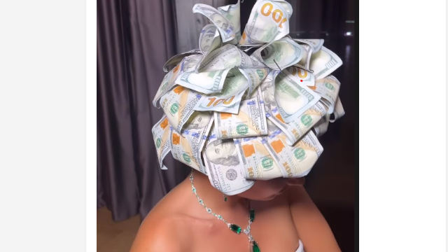Başını dollarla bəzədi, tənqid olundu