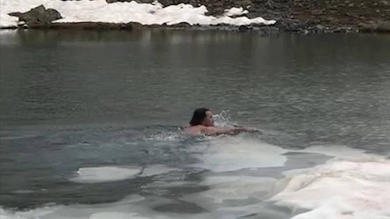 Donmuş gölə girən vətəndaş suyun ləzzətini belə alıb