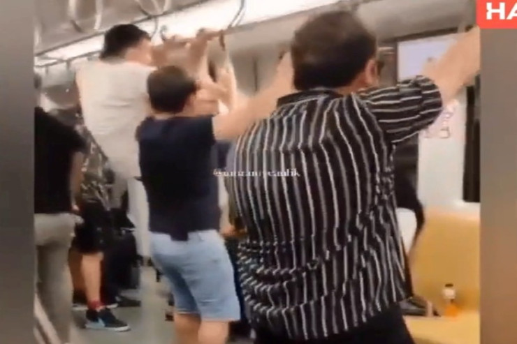 Metroda DAVA: Sərnişini təpiklədi