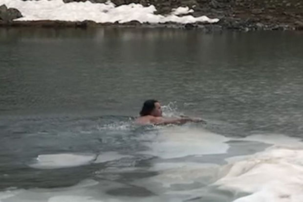 Türkiyəli fotoqraf dağda buzlu göldə çimdi