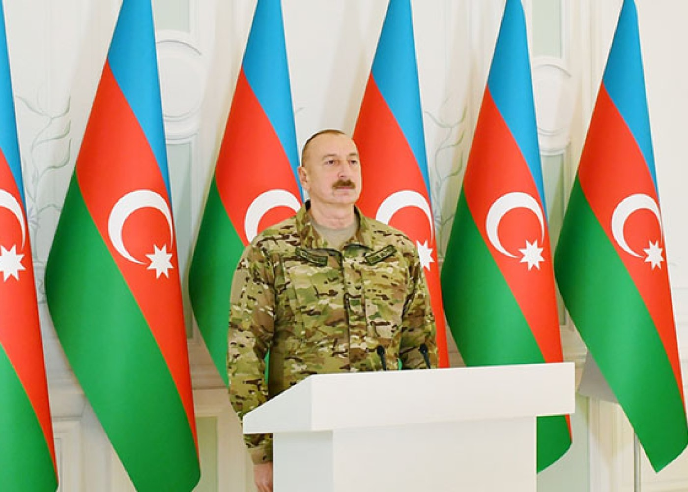 İlham Əliyev hərbi hissəyə Döyüş bayrağını təqdim etdi