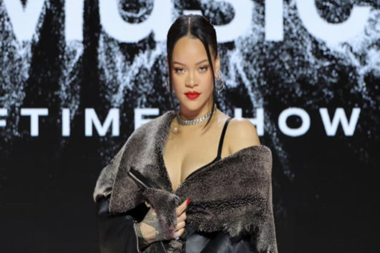 Hamilə Rihanna sevgilisinin konsertində ÇILPAQ PALTARDA