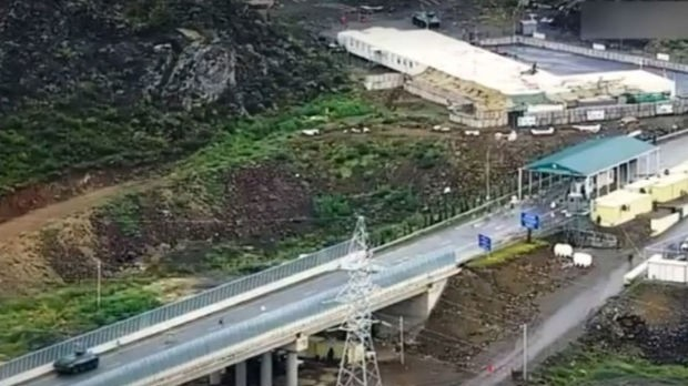 Azərbaycan Laçın yolunda beton arakəsmələr quraşdırdı