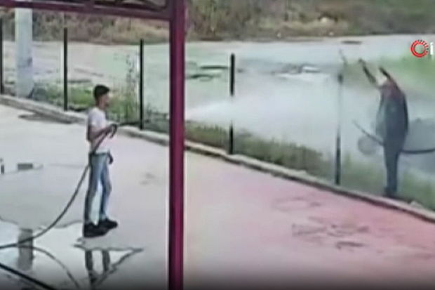 İstidən təntiyən kişinin tapdığı çarə hər kəsi güldürdü