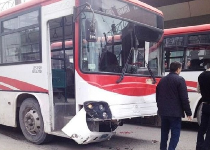 Avtobusun vurduğu piyada xəstəxanada ÖLDÜ