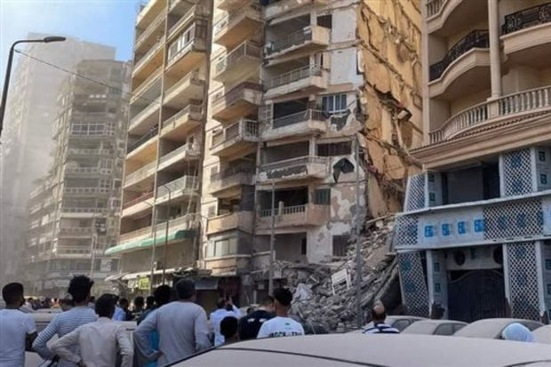 Misirdə 14 mərtəbəli bina çökdü: Dağıntı altında qalanlar var