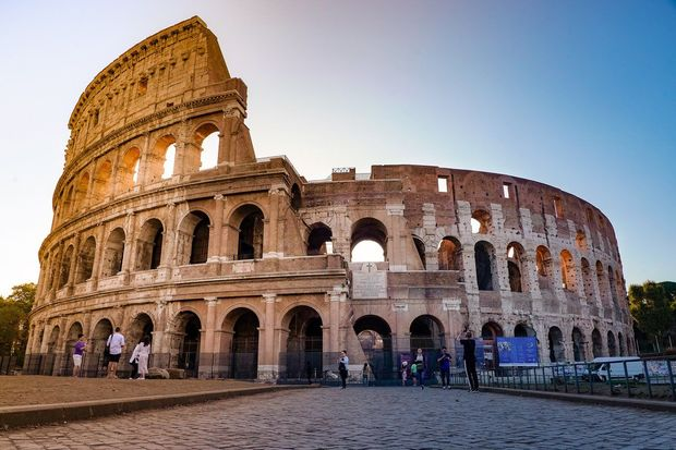 Turist özünün və sevgilisinin adını Kolizeyin divarına yazdı