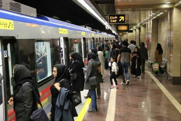 Tehran metrosunda “Qadın, həyat, azadlıq” şüarı yazıldı