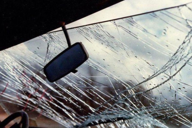 Bakıda "Kia" maneəyə çırpıldı: 1 ölü, 4 yaralı