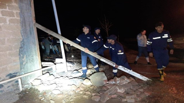 Tərtərdə sel gəlməsi nəticəsində köməksiz qalanlar təxliyə edildi