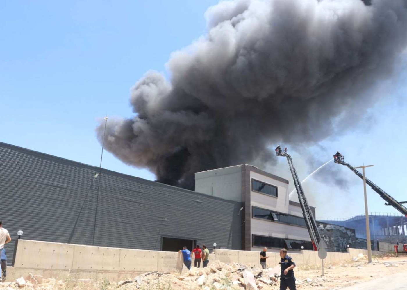 Türkiyədə fabrik yanır - Xəsarət alanlar var