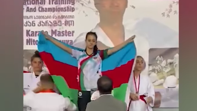 Erməni idmançı fəxri kürsüyə çıxan karateçimizlə bayraq davası etdi - VİDEO