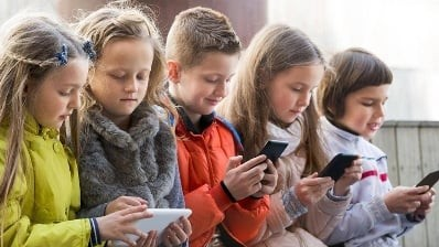 Bu ölkədə məktəblərdə mobil telefon və ağıllı saat qadağan edildi