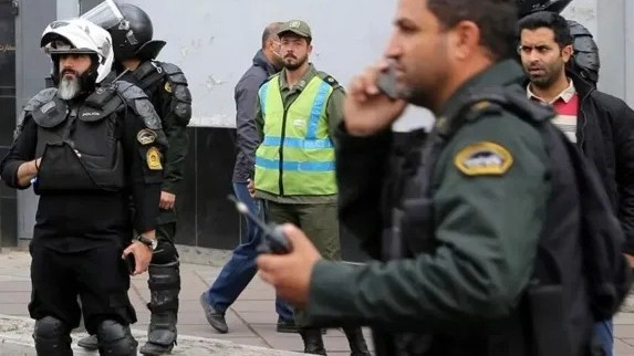 İranda silahlı şəxs 5 nəfəri aptekdə girov götürdü