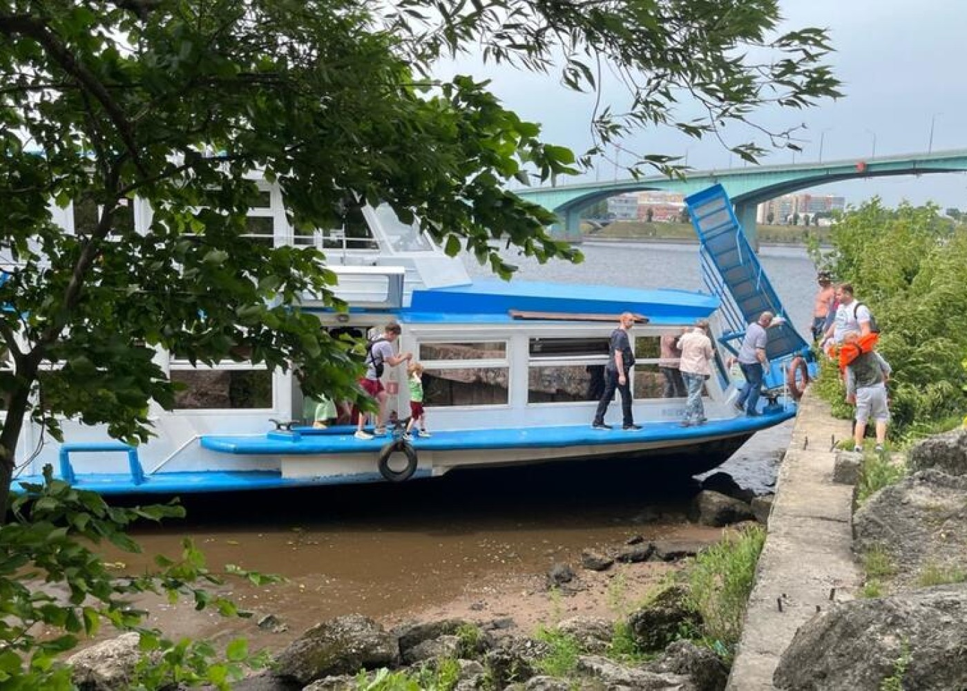 Rusiyada içində 100 nəfərin olduğu gəmi estakadaya çırpıldı - Xəsarət alanlar var
