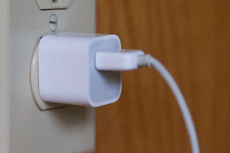 Elektrikə qoşulu qalan şarj cihazı evi yandırdı