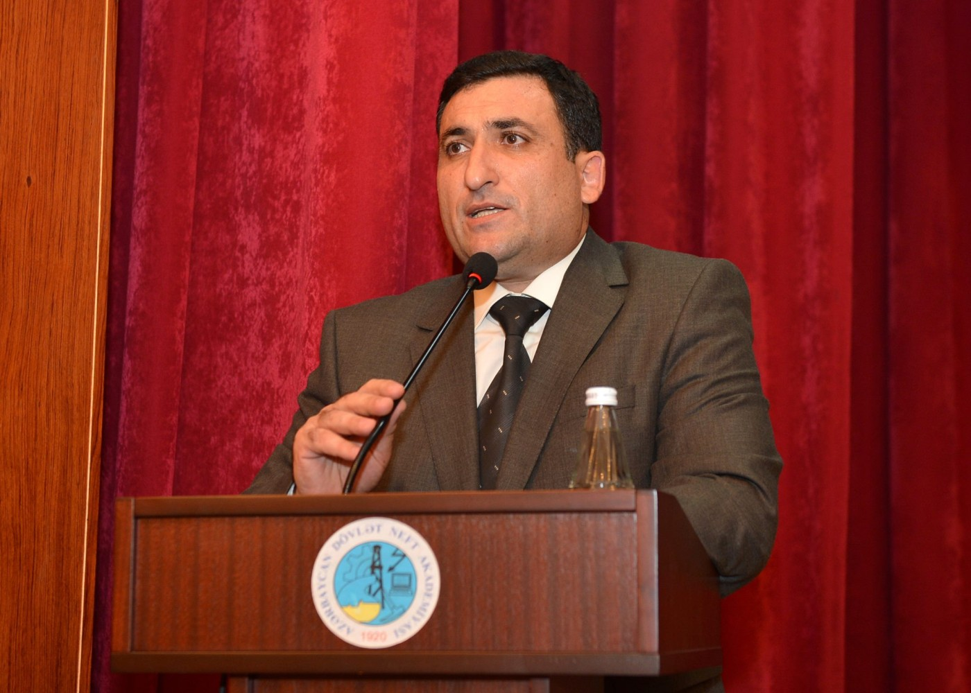 İlham Əliyev bu rektoru İŞDƏN ÇIXARDI