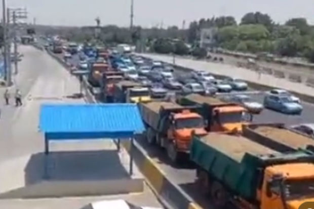 Tehranda yük maşını sahibləri avtomobillərini yolda saxlayaraq etiraz etdilər