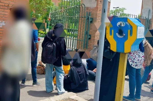 Baş örtüyündən imtina edən iranlı tələbələr universitetlərə buraxılmırlar