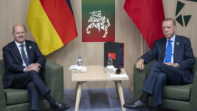 NATO zirvəsində Ərdoğanın masasında hansı kitablar olub?