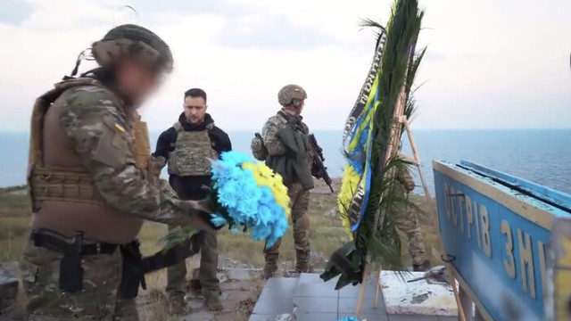 Zelenskinin mühafizəçisinin unikal tapançası diqqət çəkdi