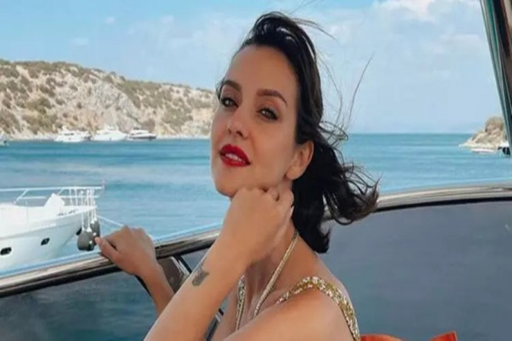Məşhur aktrisa ağacın başında poza verdi