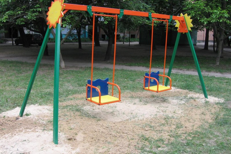 Yelləncəkdən yıxılan azyaşlı qıza 300 min veriləcək
