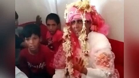 Toyda keçəl çıxan bəyi gəlinin ailəsi döydü