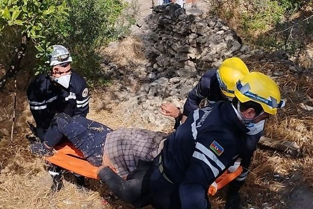 Bakıda 53 yaşlı kişi hündürlükdən yıxılaraq köməksiz vəziyyətdə qalıb