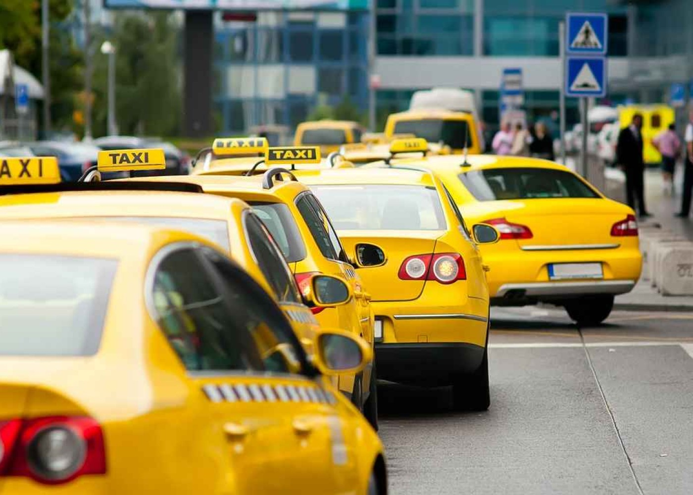 Taksi fəaliyyəti ilə bağlı yeni dövlət rüsumları təsdiqləndi