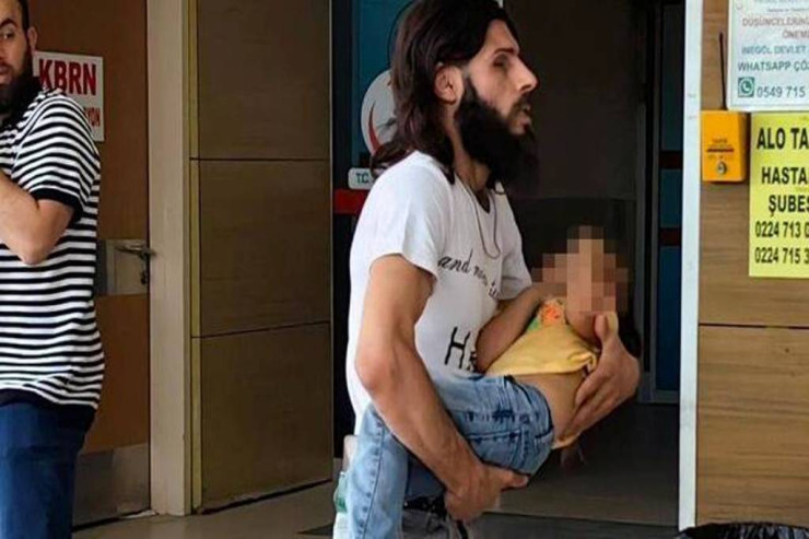Nəzarətsiz qalan uşağın gözünə bıçaq batdı