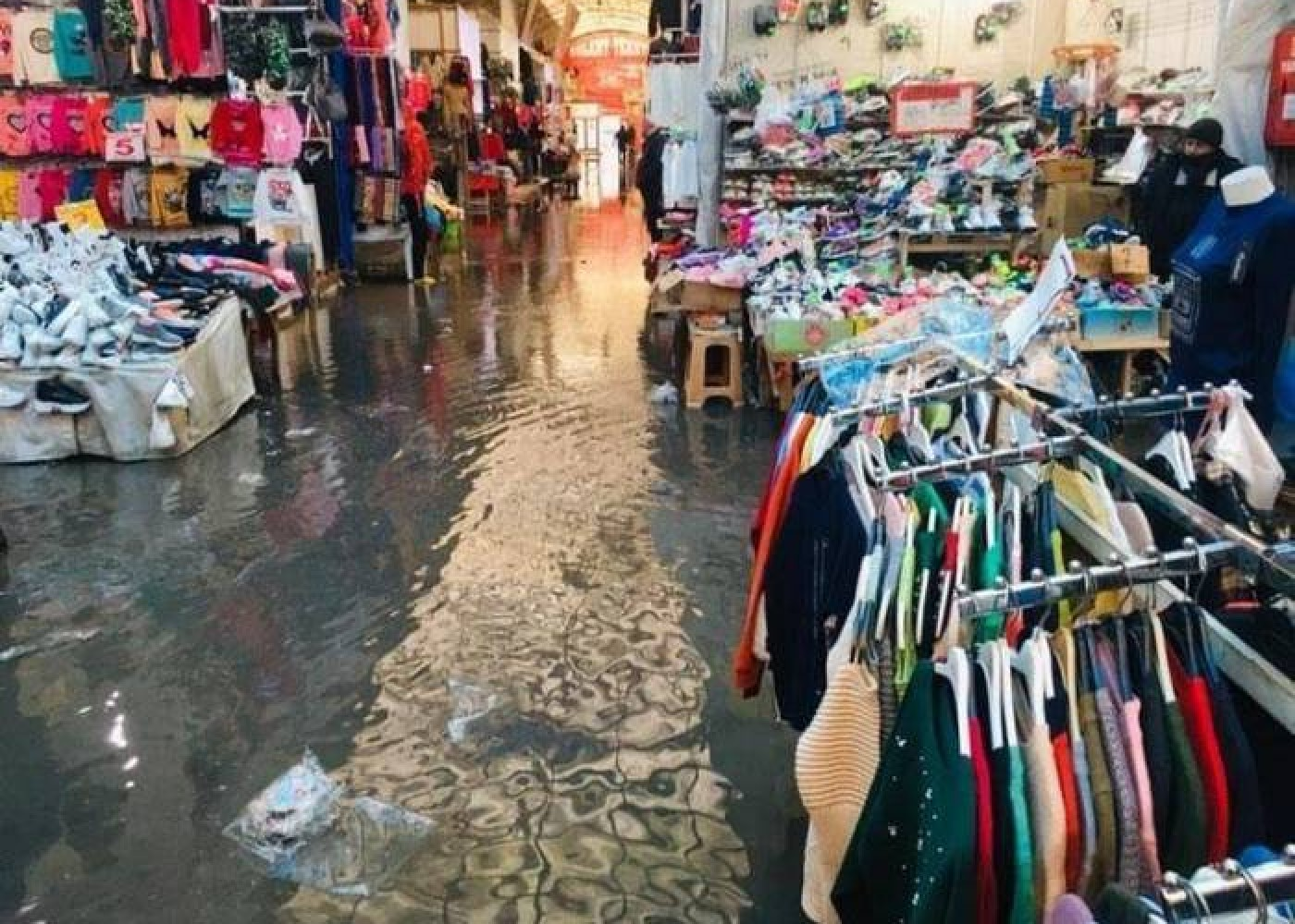 "Sədərək" Ticarət Mərkəzində mağazaları su basdı
