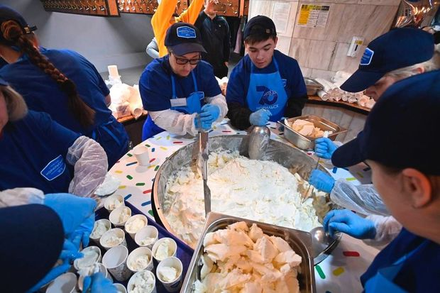 Rusiyada 300 kiloqramlıq dondurma hazırlandı