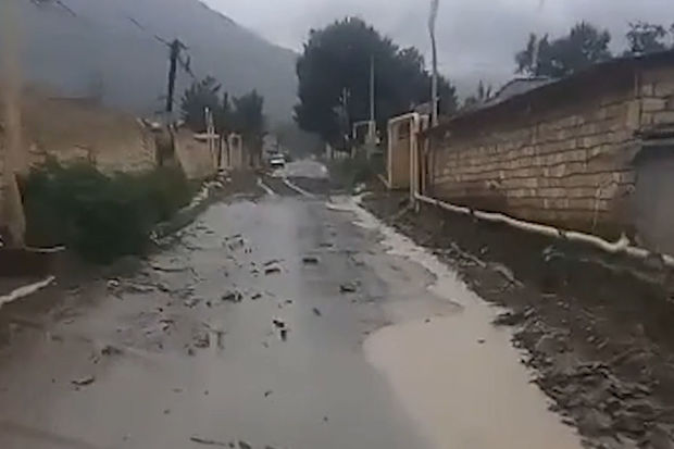 Qubada evləri və yolları su BASDI