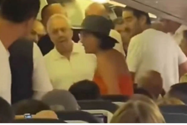 Uçuş vaxtı Aziz Yıldırım sərnişinləri sakitləşdirməyə çalışdı