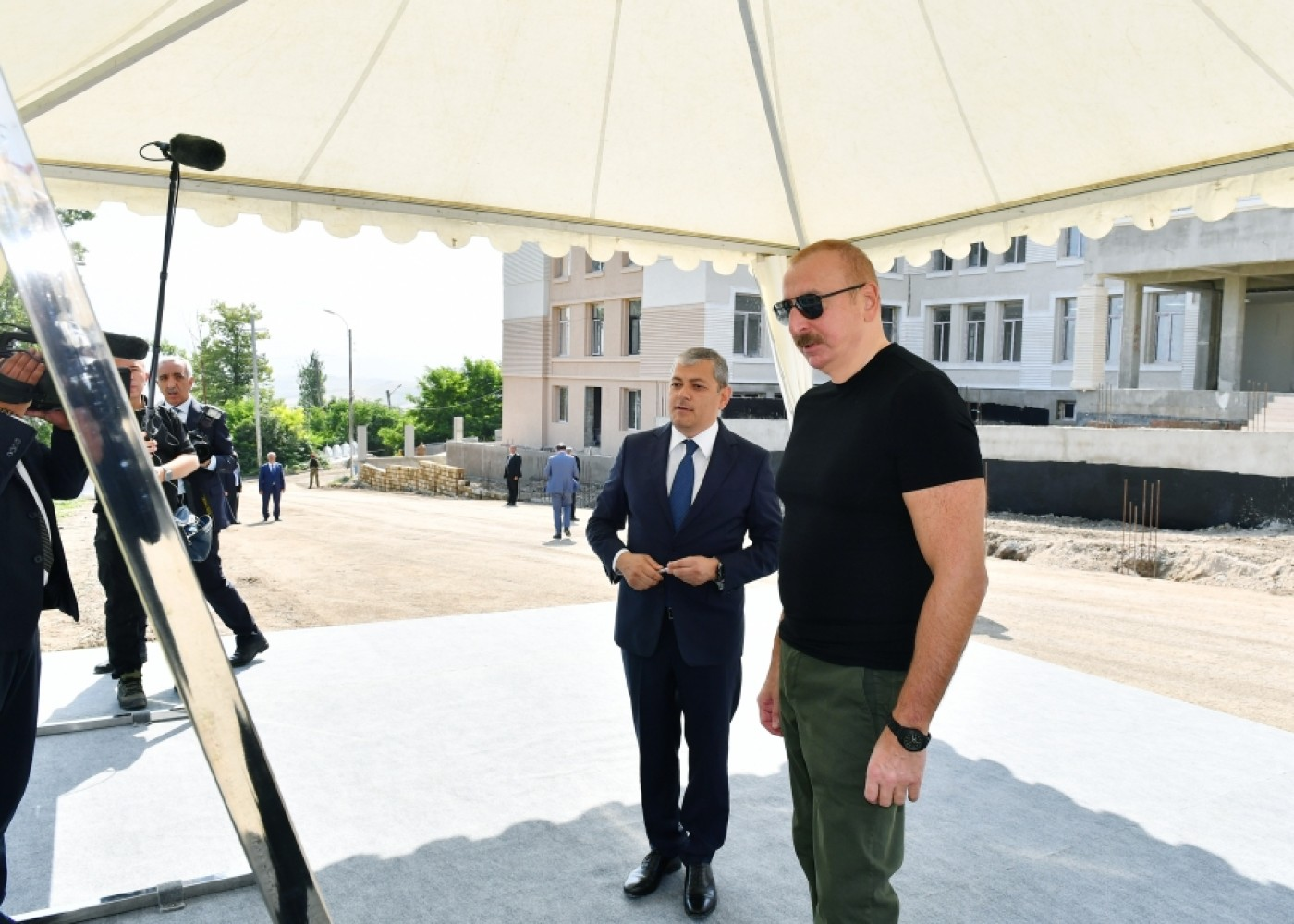 Prezident Şuşada məktəbin tikintisi ilə tanış olub - FOTOLAR