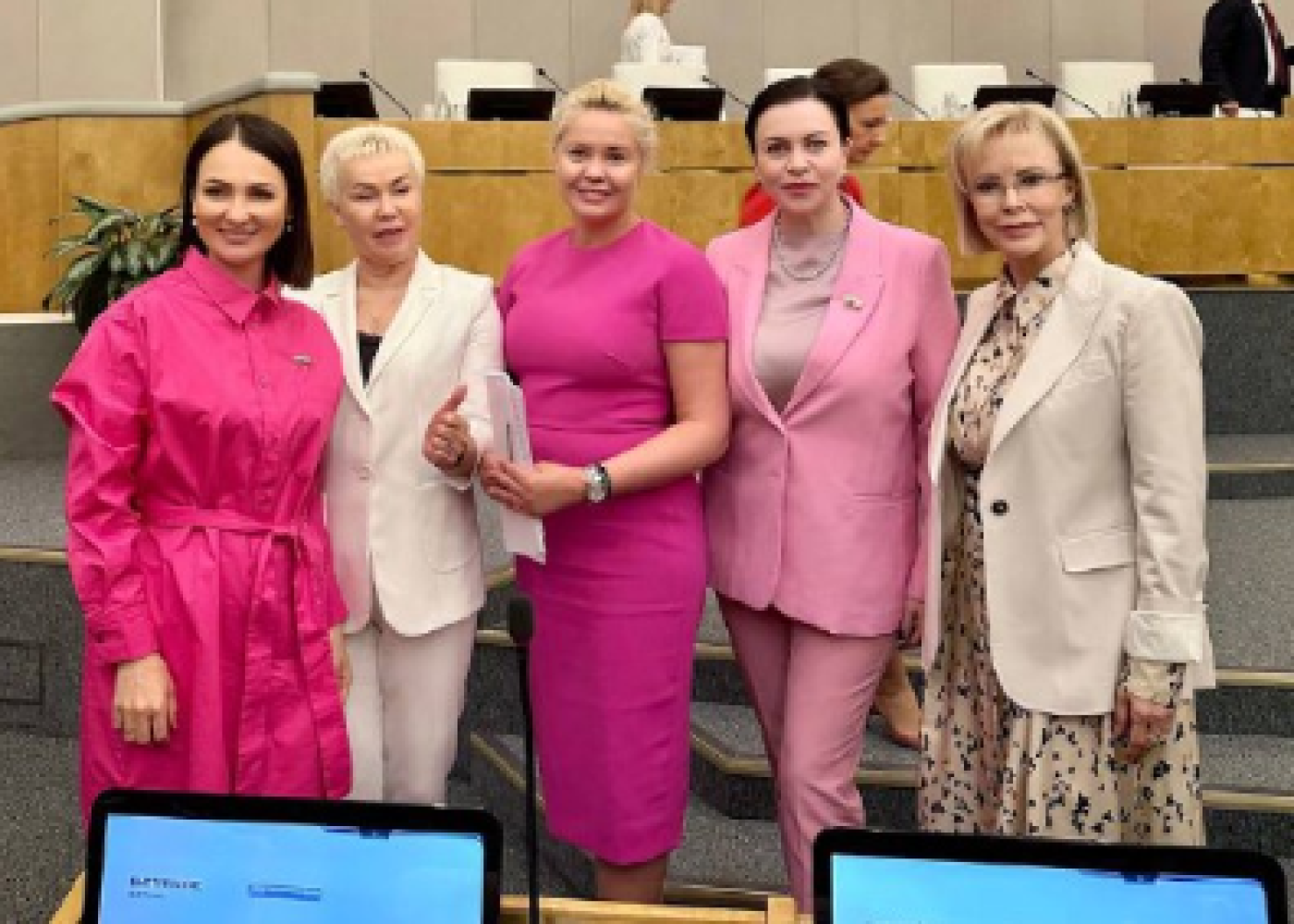 Rus deputatlar iclasa "Barbi" geyimində gəldilər