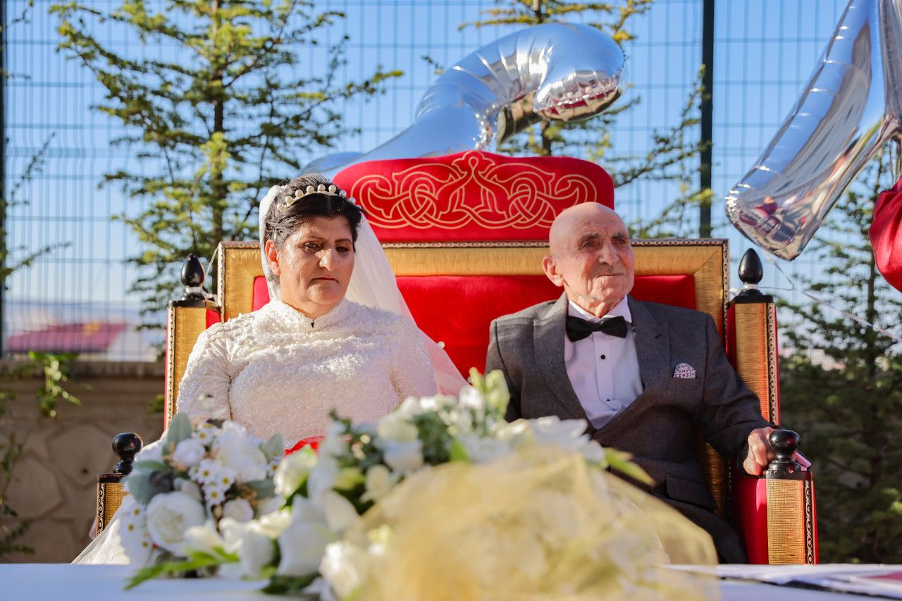 54 yaşlı qadın 86 yaşlı əri ilə nikah təzələdi - İlk dəfə gəlinlik geyindi - FOTO/VİDEO