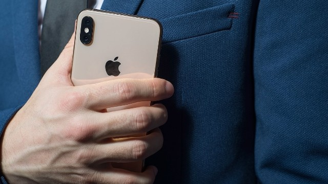 Rusiyada bu nazirliyin əməkdaşlarına "Apple" qadağan edildi