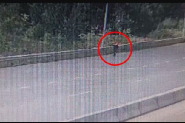 Ufada hərbi işçi qumbara ilə magistral yolu partlatmaqla hədələyir