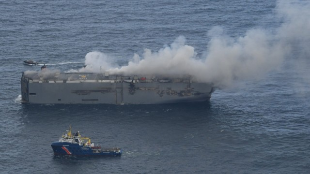 3 min avtomobili daşıyan gəmi 10 gündür yanır