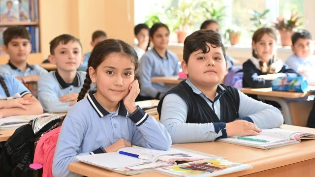 Nazirlikdən məktəbli geyimləri ilə bağlı AÇIQLAMA
