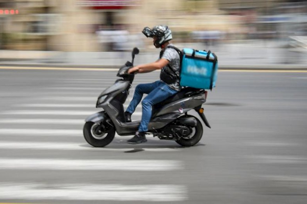 Motokuryerlər sürücülük vəsiqəsi və nömrə almağa başlayıb