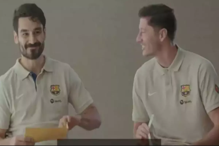 İlkay Gündoğan Levandovskiyə türkcə öyrədir