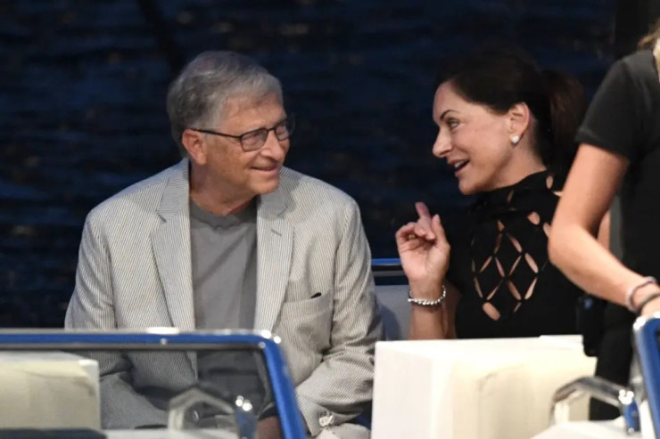 Bill Qeyts yeni sevgilisi ilə GÖRÜNTÜLƏNDİ